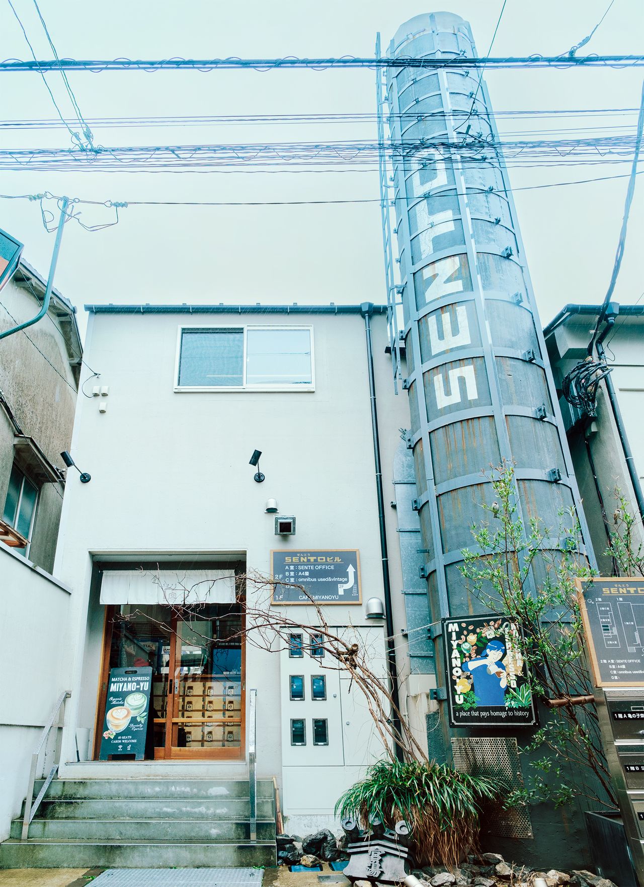 太く高い煙突が目を引く