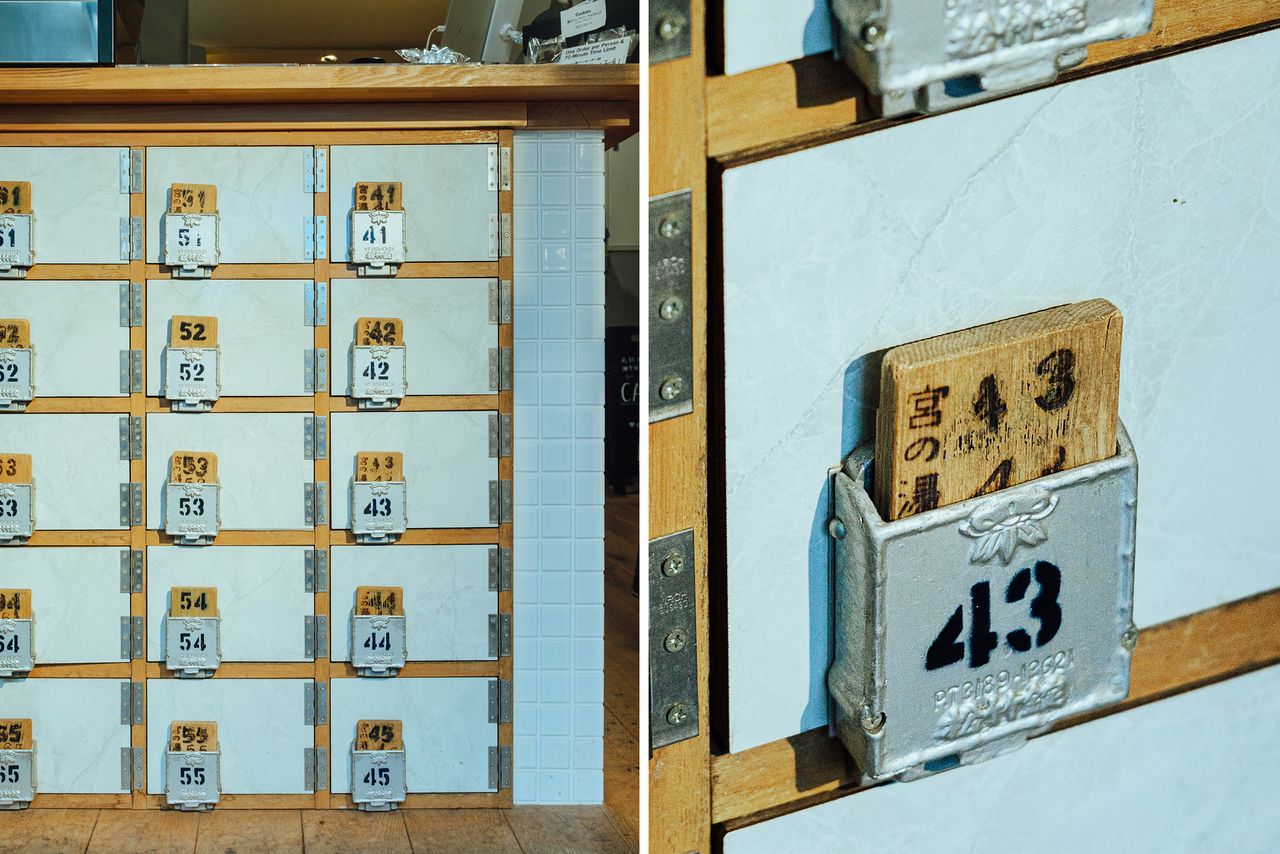 渡された札を手に席に着くと、注文した品が運ばれてくる