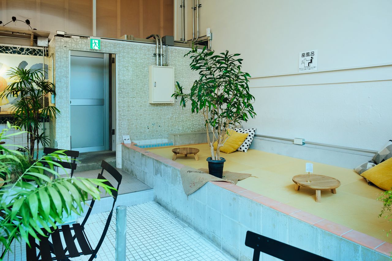 奥の扉から洗い場に入ると、明るいグリーンが出迎える