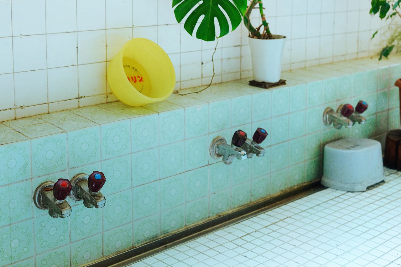 懐かしいデザインの風呂おけや椅子が並ぶ