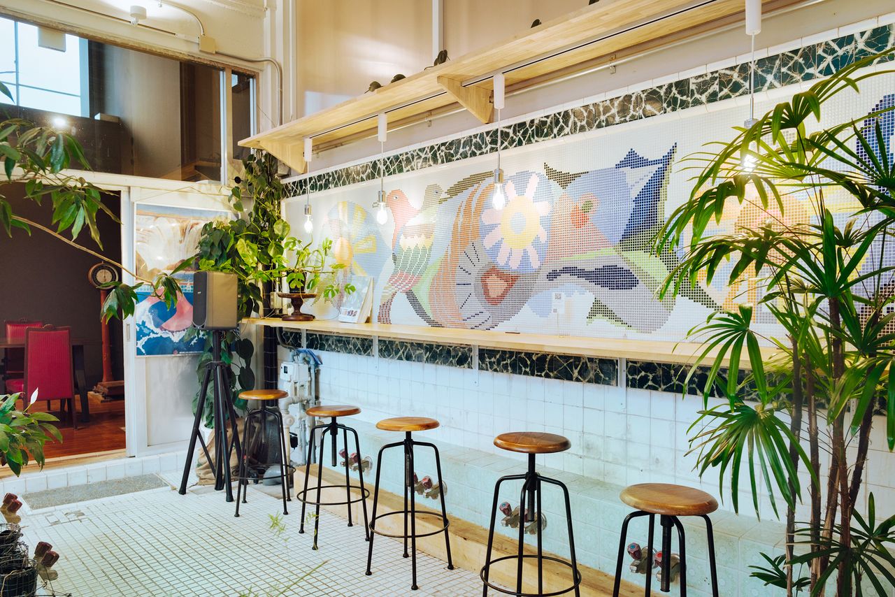 鳥をモチーフにした色鮮やかなタイル絵