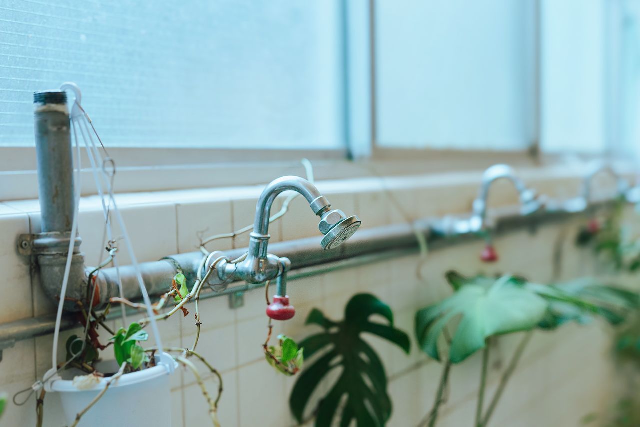 銭湯とカフェの時代を通じて、街のにぎわいを見てきた水栓