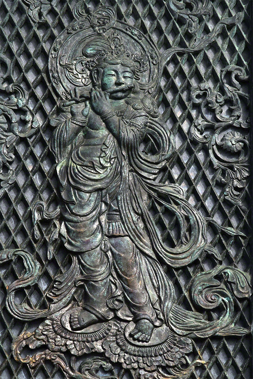 八角燈籠の4面には横笛や縦笛など、それぞれ異なる楽器を奏でる音声菩薩の浮き彫りがある