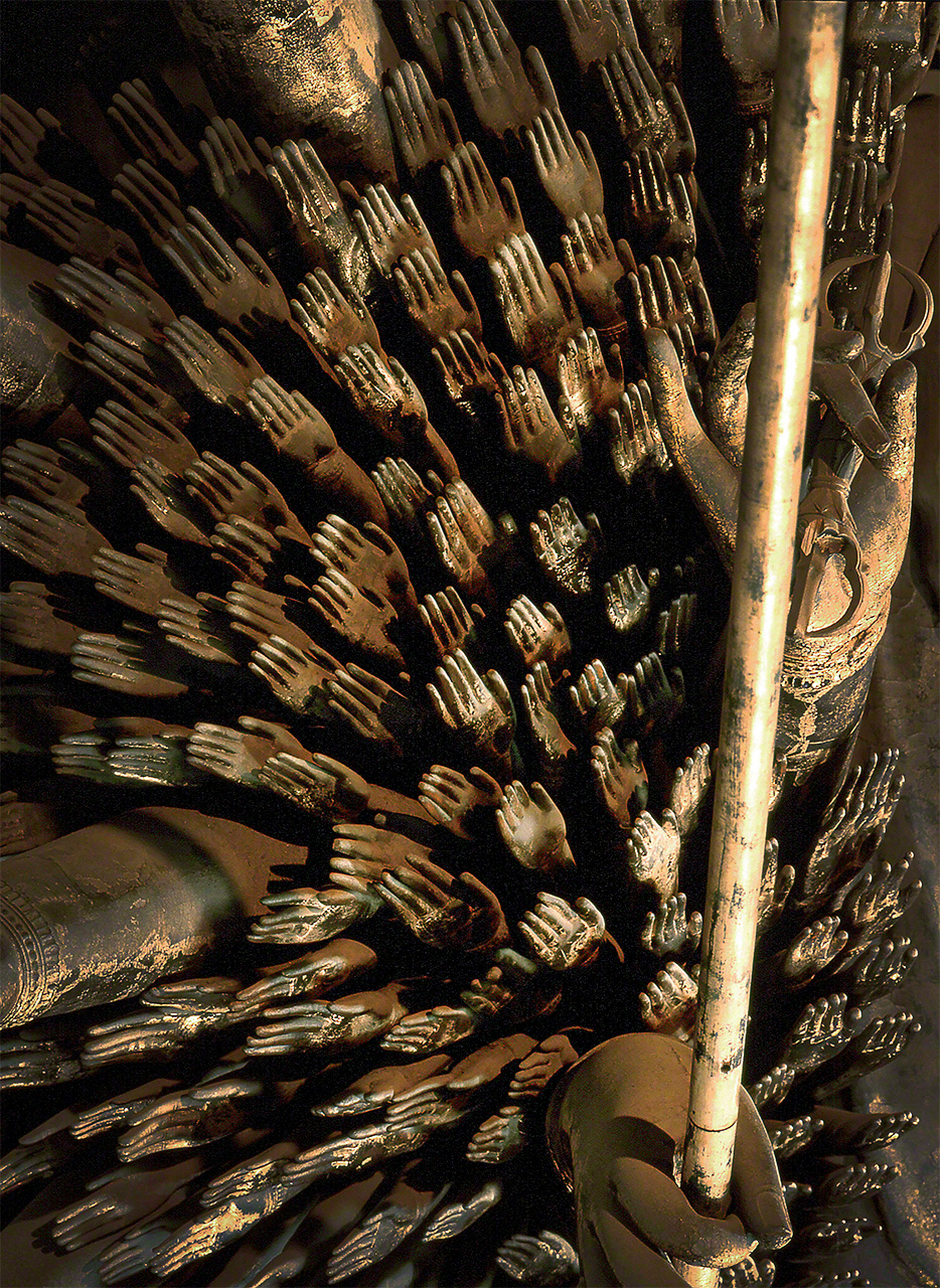 42本の大きな手の間にびっしりと植え付けられた小さな手。1000本の手で余すことなく衆生を救うことを表現する