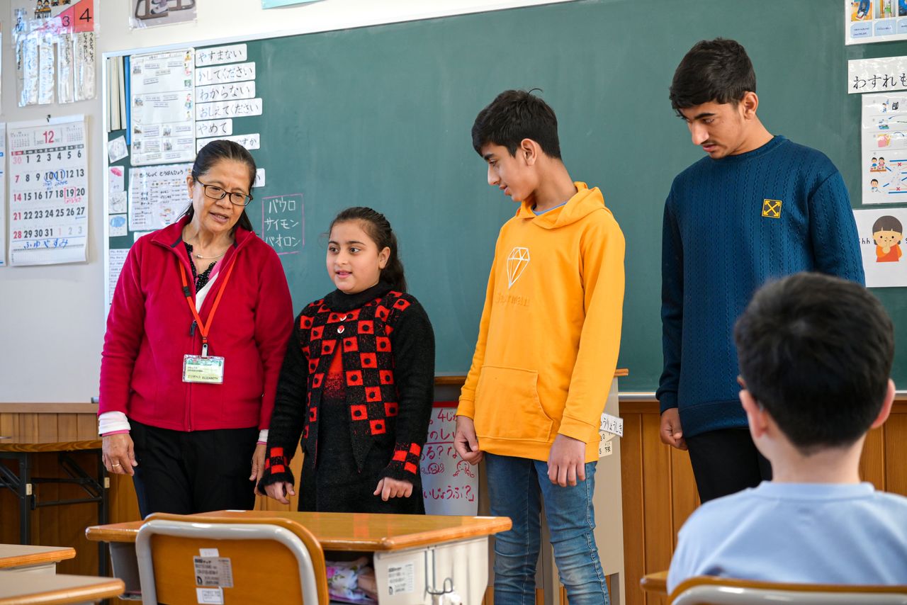 自己紹介するパキスタンの3人きょうだい。取材した2025年12月の在籍児童・生徒は23人。他にブラジル、フィリピン、ベトナムの子どもがいた