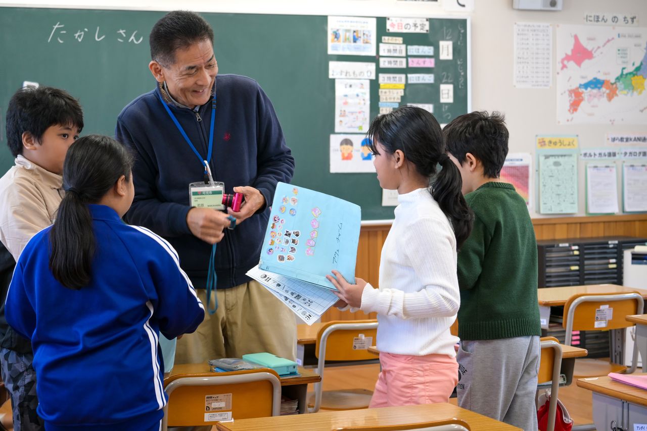 子どもたちと触れ合う若原室長(中央)。「子どもたちに安心して通ってもらいたいので、ちょっとした成長も見落とさずにほめることを心がけています」と語る