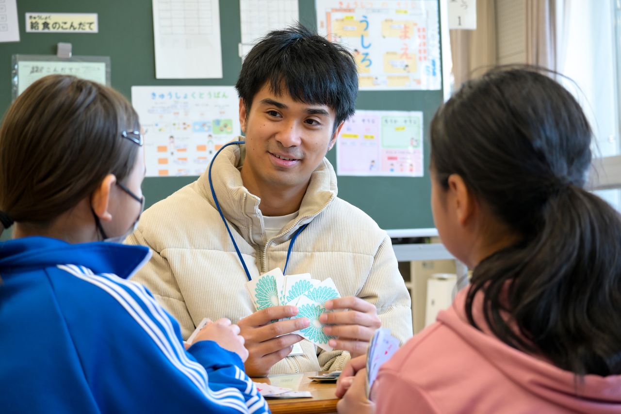 「ばら2」で学習指導員を務めるフィリピン出身のジェームズさんは、ばら教室のOBだ。日本での中学生時代を振り返り、「ぼくのような苦労はしてほしくない」という思いで教え子たちに接する