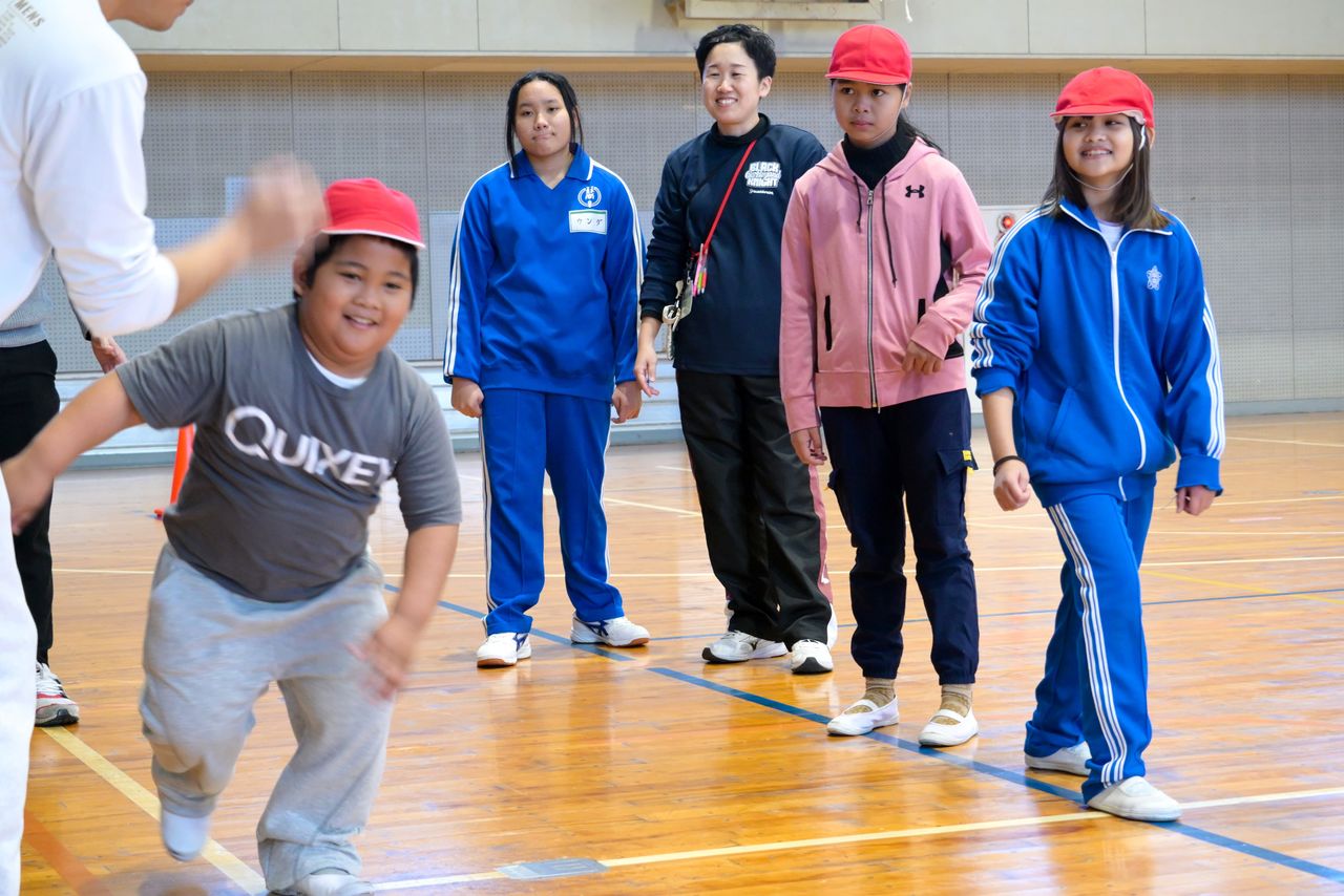 「ばら2」で行われていた体育の授業。フィリピンの子どもたちが借り物競走で盛り上がっていた
