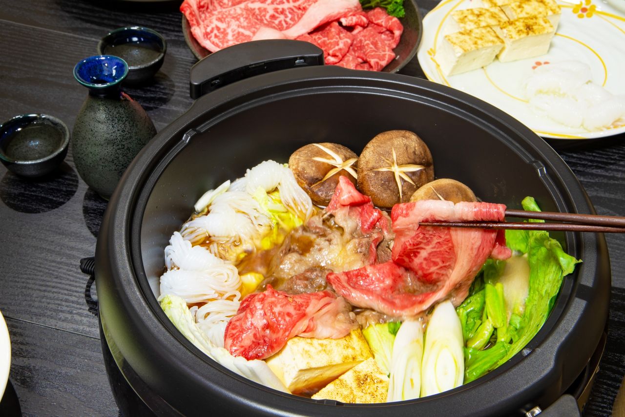 すき焼きは「モモ」「カタ」など、ステーキほど高級な部位でなくてもOK (フォトAC)