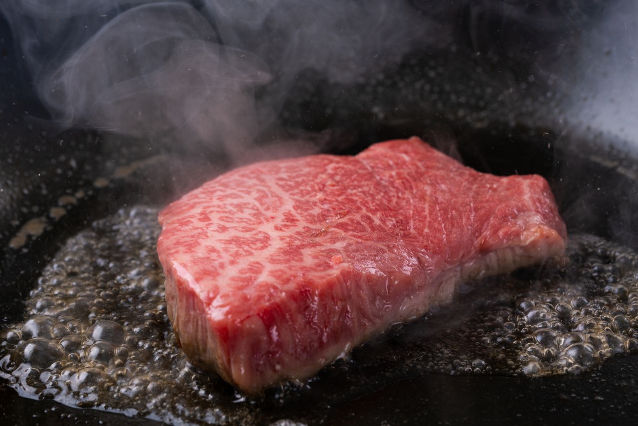 和牛は脂を溶かしすぎないように焼くのがコツ(PIXTA)