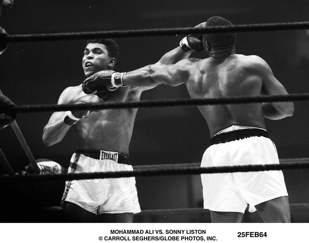Feb. 25, 1964 - MOHAMMAD ALI VS. SONY LISTON. © CARROLL SEGHERS/ 1964.25FEB64 (Credit Image: © Globe Photos/ZUMAPRESS.com)