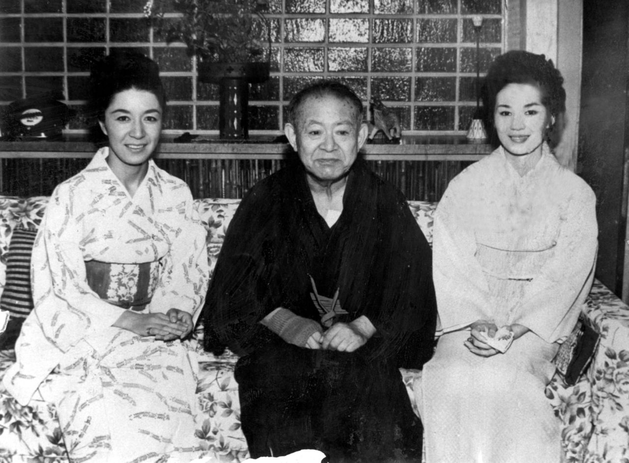 亡くなる数カ月前、京都の自宅「潺湲亭(せんかんてい)」で撮影された草笛光子(左)と司葉子との記念写真。両俳優は谷崎原作の映画やテレビドラマに数多く出演し、谷崎と親交があった(産経新聞社)