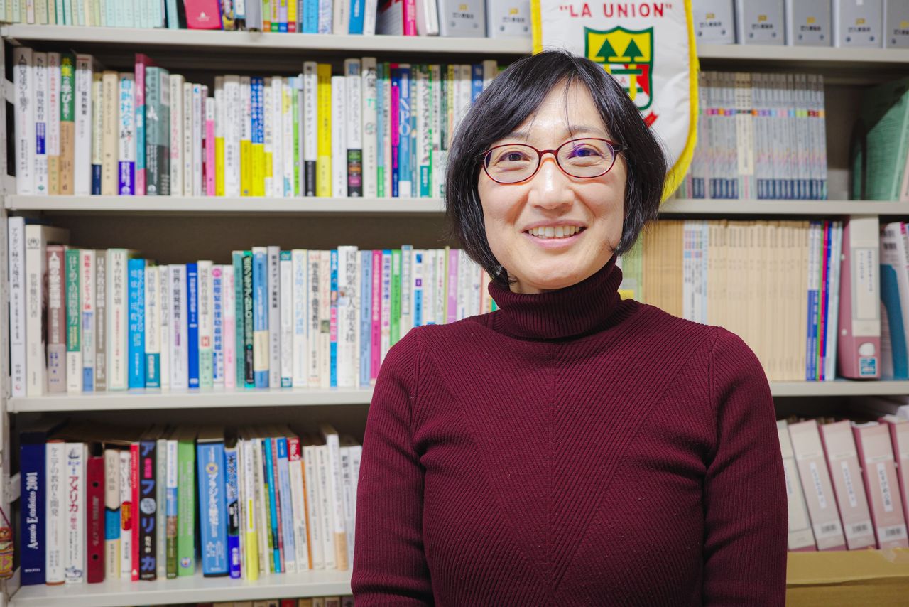 東京外国語大学の小島さん。かつては小学校教員として公立学校に勤め、グアテマラやボリビアでODAプロジェクトに携わった経験もある