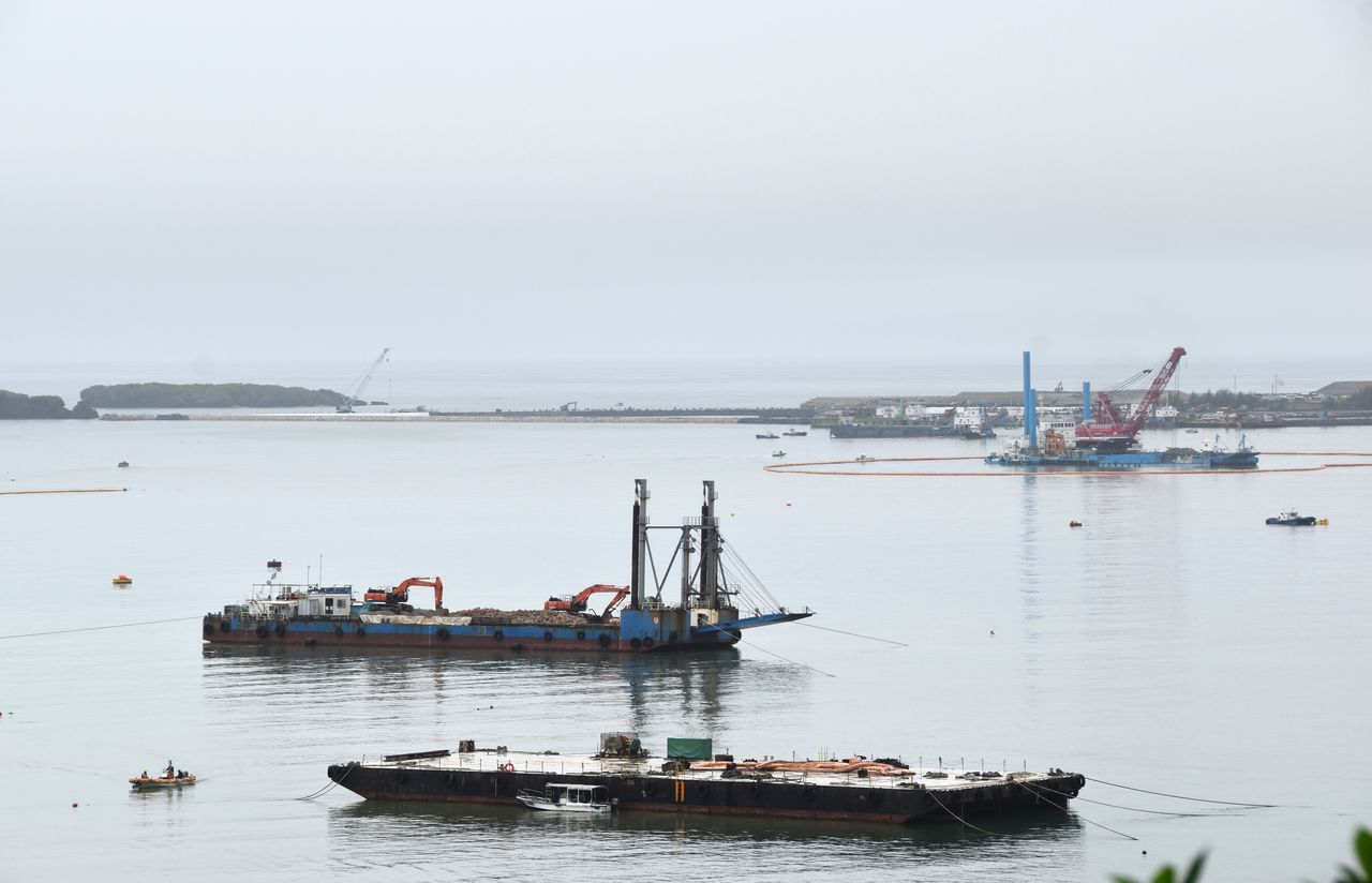 新たな区域に土砂が投入された大浦湾=17日、沖縄県名護市辺野古沖Japan starts new Henoko landfill workEarth and sand are poured into a new area of Oura Bay off the Henoko district in Nago, Okinawa Prefecture, Wednesday, June 17, 2026. Japan's Defense Ministry notified Okinawa Prefecture that it had begun the work east of Cape Henoko for the planned relocation of the U.S. Marine Corps' Futenma air station.