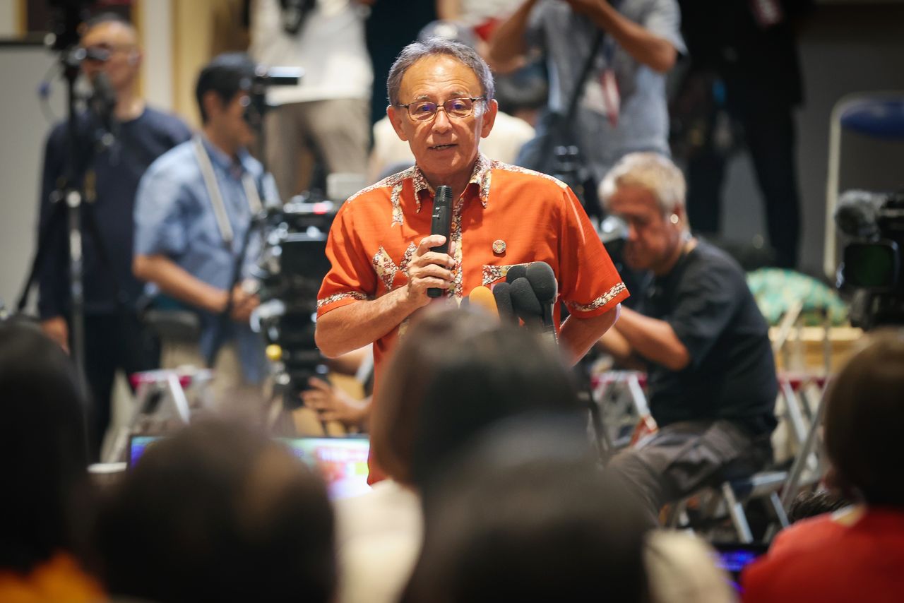 落選が確実な情勢となり、会場に集まった支持者にあいさつする玉城デニー氏=13日、那覇市(時事)