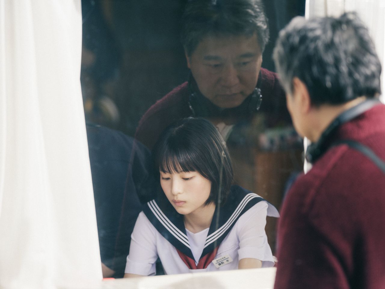 撮影現場での是枝裕和監督(メイキングショットより)©藤本タツキ/集英社 ©2026 K2 Pictures・集英社