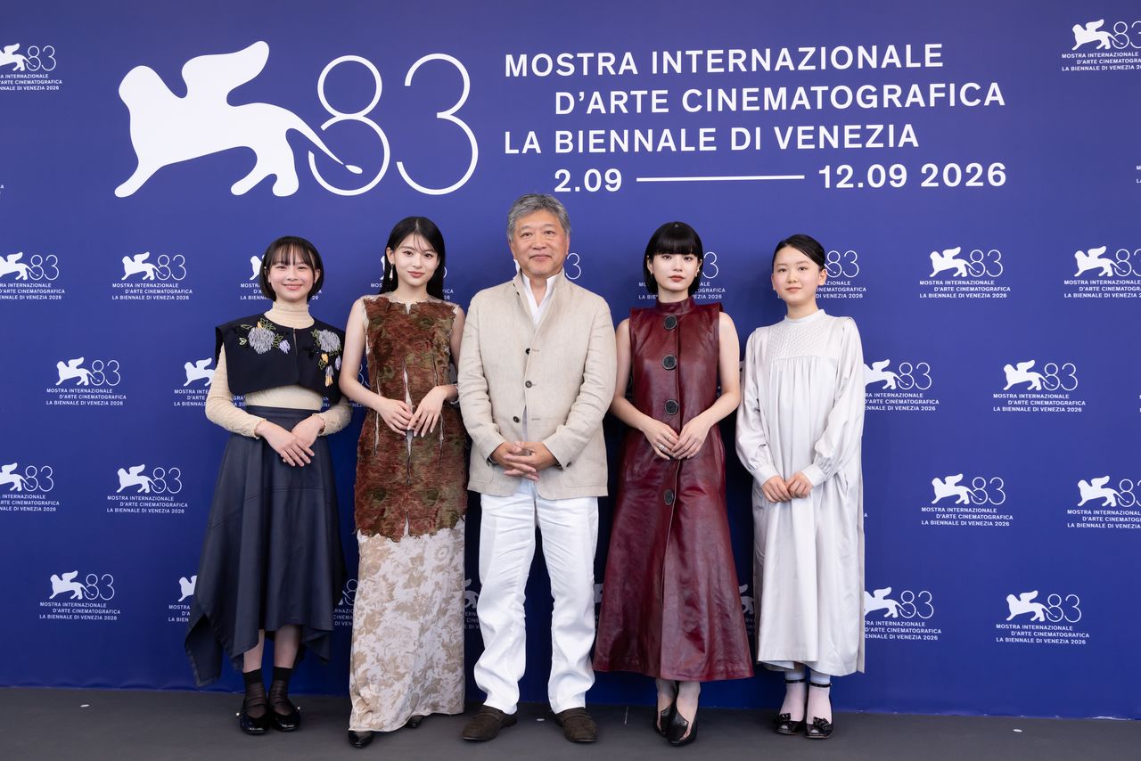 第83回ベネチア国際映画祭のフォトコールに現われた是枝裕和監督(中央)と、左から「藤野」役の七瀬ふうりと出口夏希、「京本」役の蒔田彩珠と岡田六花=2026年9月7日、イタリア・ベネチア © Kazuko WAKAYAMA