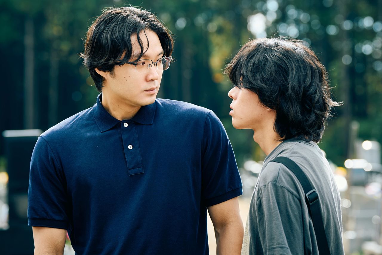龍之介(磯村勇斗=左)は火事以来15年ぶりに幼なじみの拓海と再会する © 2026「mentor」製作委員会