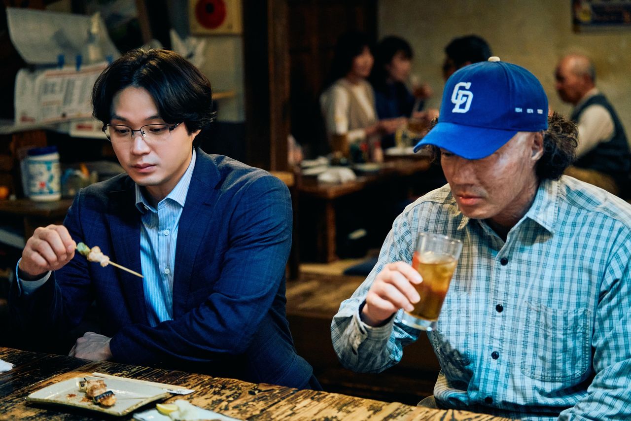 埜本に会っても、拓海とは対照的な反応を見せる龍之介 © 2026「mentor」製作委員会