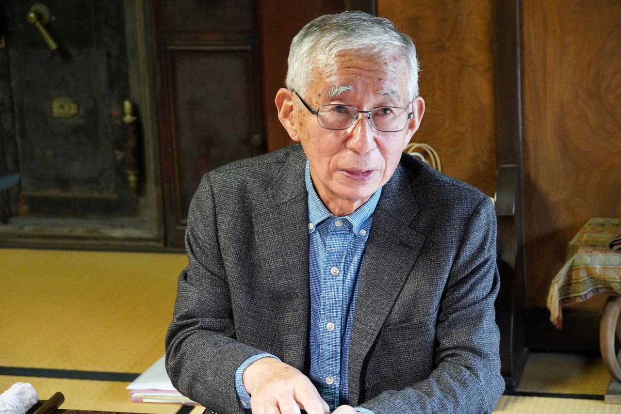 江戸時代からの歴史を伝える「古舘鈴木家」の住まいで話す鈴木伸太郎さん(筆者撮影)