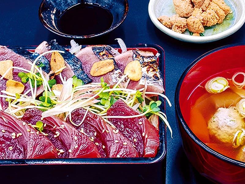 一本釣りのカツオをふんだんに使った「亀洋丸かつお食べ比べセット」(北かつまぐろ屋提供)