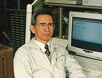 青柳卓雄。日本光電の研究室で（1994年）