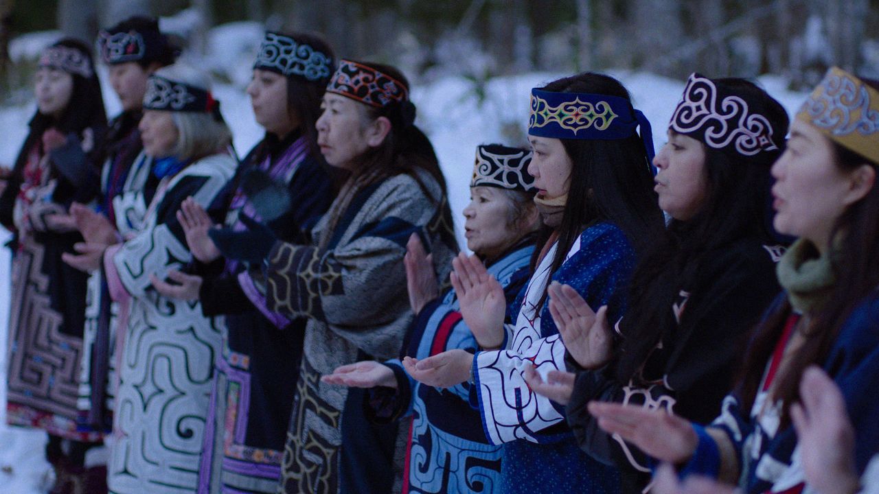 北海道・阿寒湖畔のアイヌコタンに暮らす人々が出演　©AINU MOSIR LLC/Booster Project