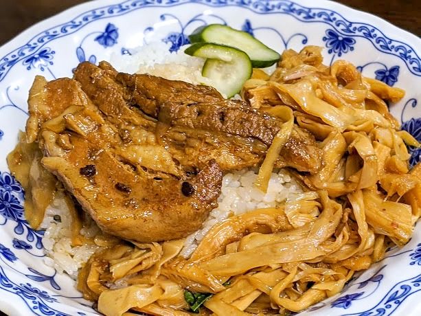 日本の豚肉は豚皮が付いていないので、煮込むとどこか物足りない(筆者提供)