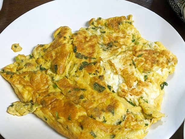 九層塔の入った玉子焼き(筆者提供)