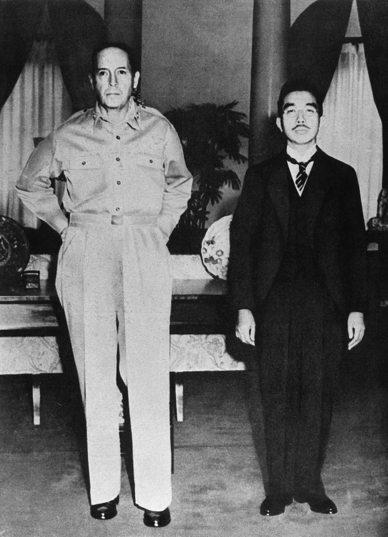 マッカーサー連合国軍最高司令官と天皇陛下（1945年9月27日、東京・アメリカ大使館）＝時事通信