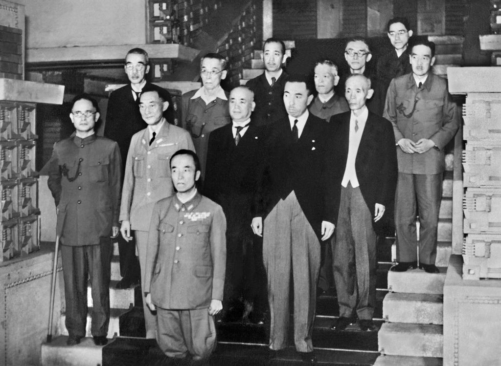 東久邇内閣は終戦直後に、皇族の東久邇宮（最前列）を首班としてスタートしたが、50日足らずで総辞職した＝共同通信