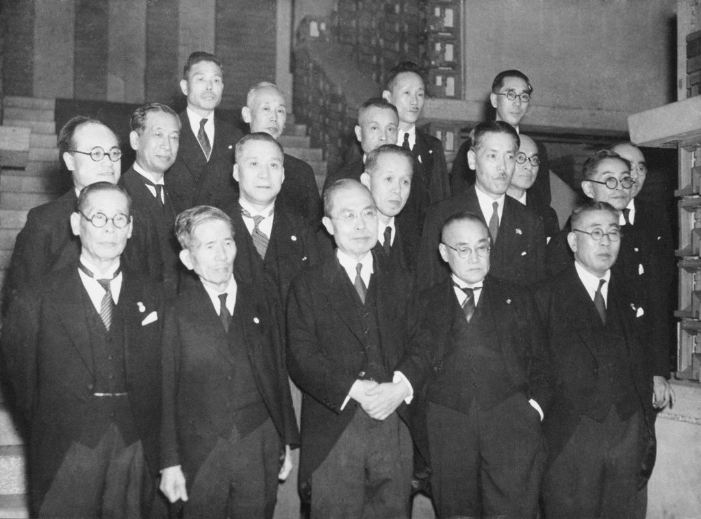 幣原喜重郎（前列中央）内閣はGHQの公職追放指令で6閣僚が追放該当となり、崩壊の危機に＝共同通信