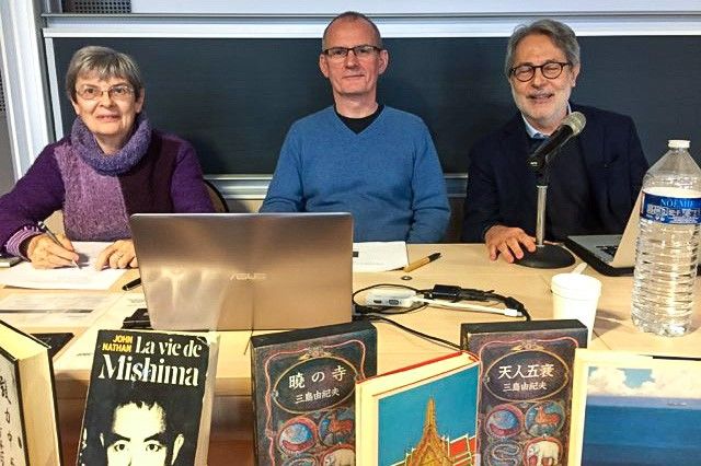 2019年のパリのシンポジウムに参加した『命売ります』の翻訳者たち。左からフランス語版翻訳者のドミニク・パルメ、英語版翻訳者のスティーブン・ドッド、イタリア語版翻訳者のジョルジョ・アミトラーノ（©Thomas Garcin）