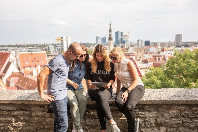 エストニアの首都タリンで旧市街の散策を楽しむ人達 Renee Altrov/brand estonia