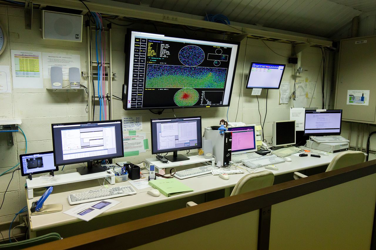 スーパーカミオカンデの状況を監視するモニター室。現在は世界中の研究者が遠隔で操作することができる