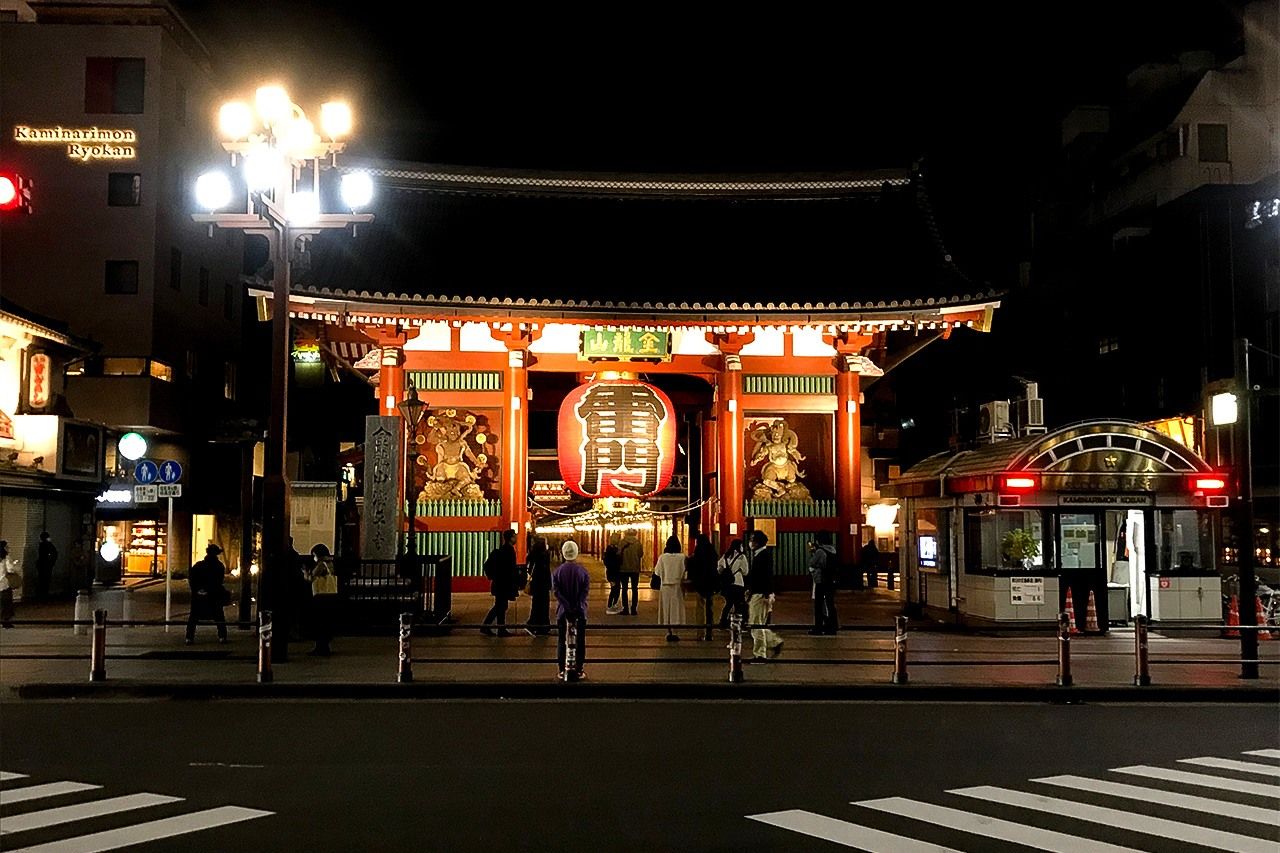 日本にやってくる外国人観光客が必ず立ち寄るのが浅草雷門。2020年は新型コロナの影響から観光客が激減していた（筆者撮影）