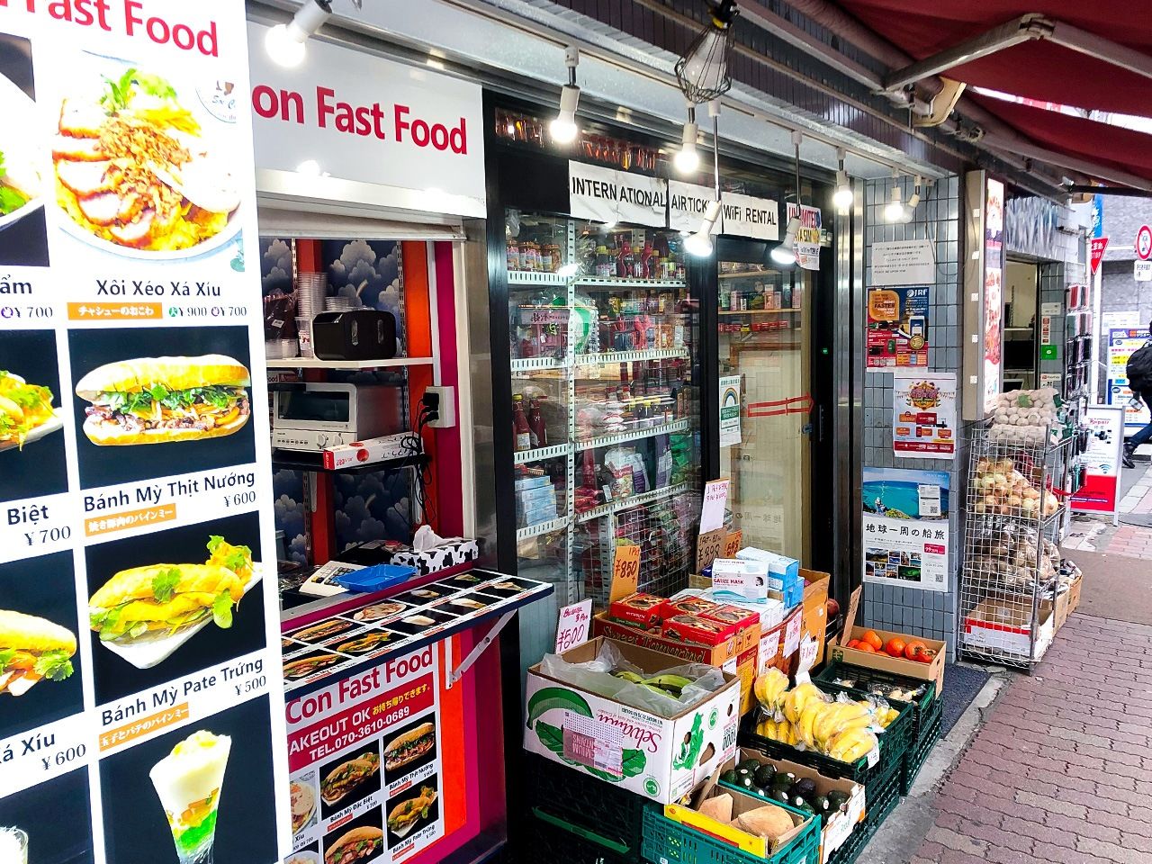 ハラルショップの一角を間借りしたベトナムのサンドイッチ「バインミー」の店 筆者撮影