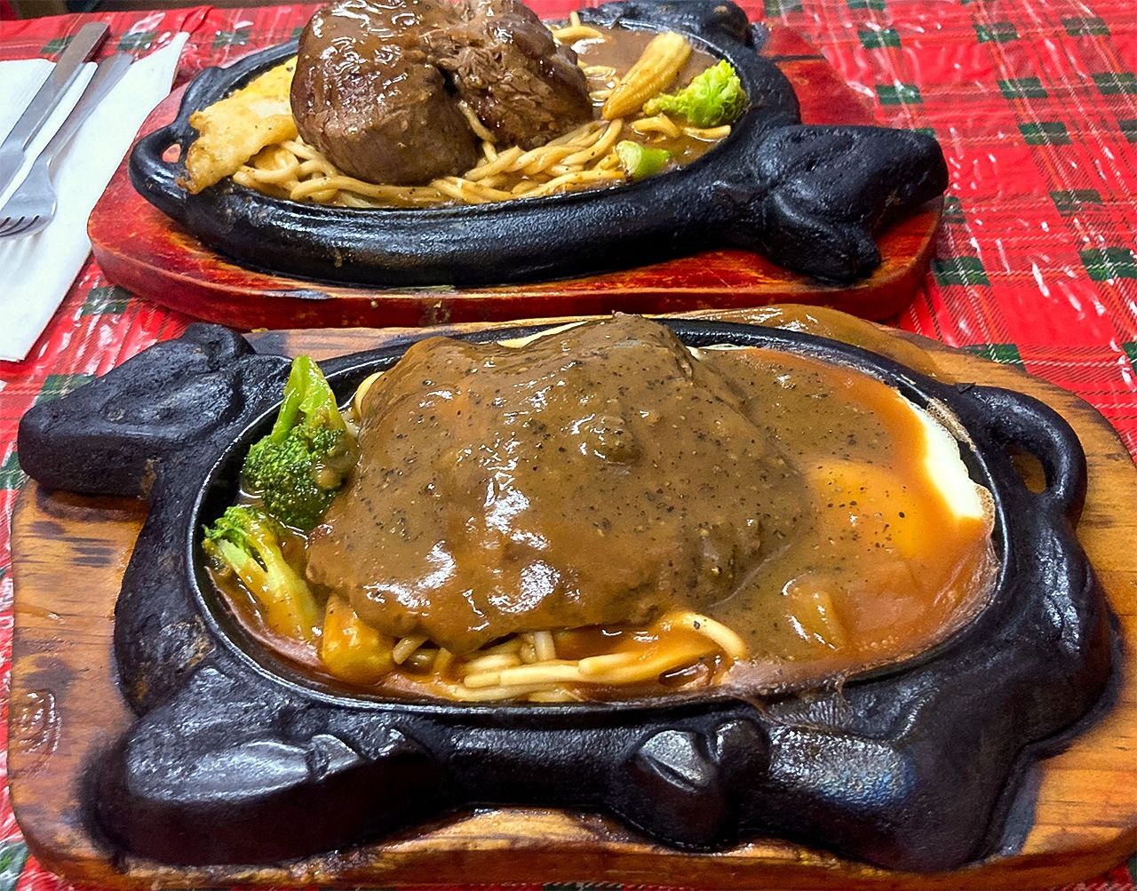 年季の入った牛型鉄板、麺と玉子が特徴的(筆者撮影)