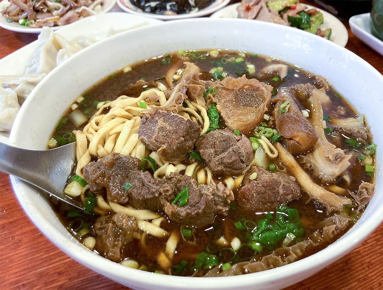 肉のほかスジやハチノスなども入った「牛肉三宝麺」(筆者撮影)