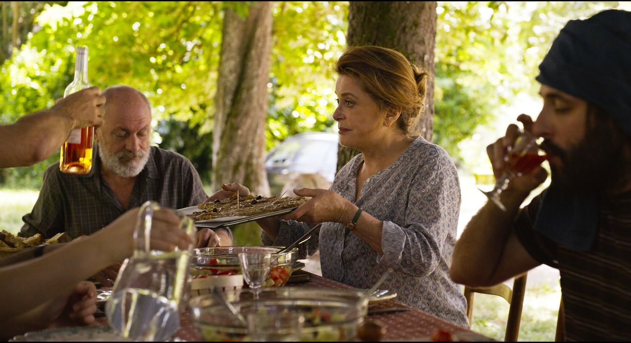 母アンドレア(カトリーヌ・ドヌーヴ)は「私の誕生日なんだから」と問題を直視しない ©Les Films du Worso