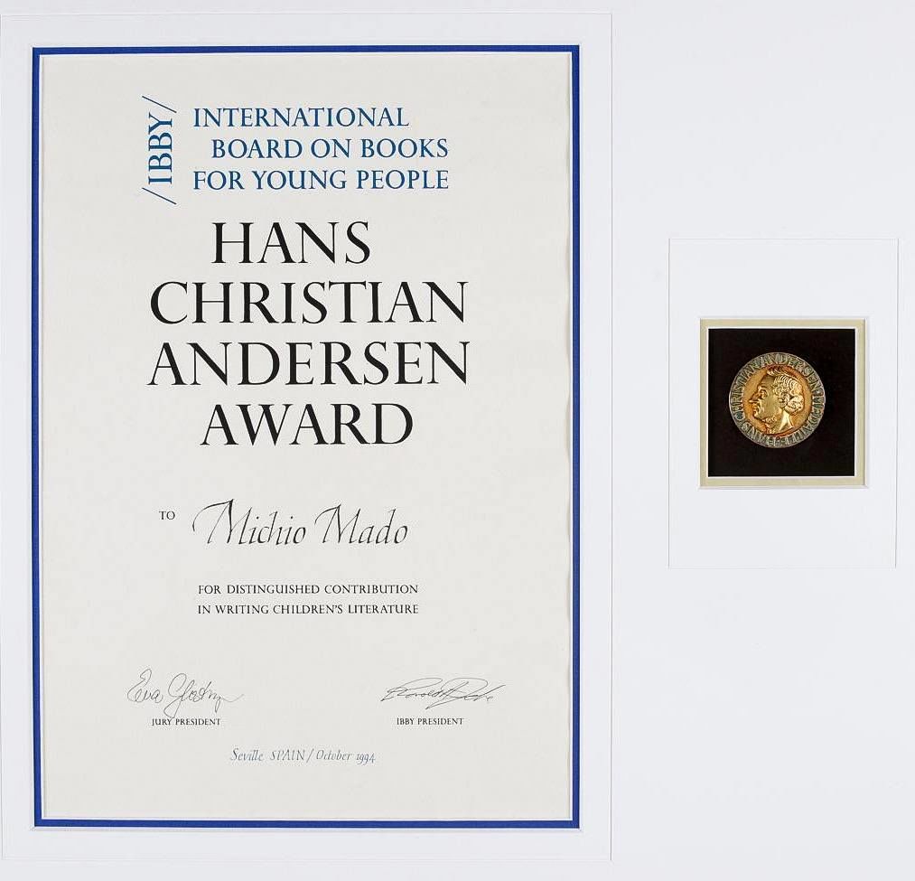 1994年国際アンデルセン賞作家賞受賞。日本人初の作家賞。賞状とメダル