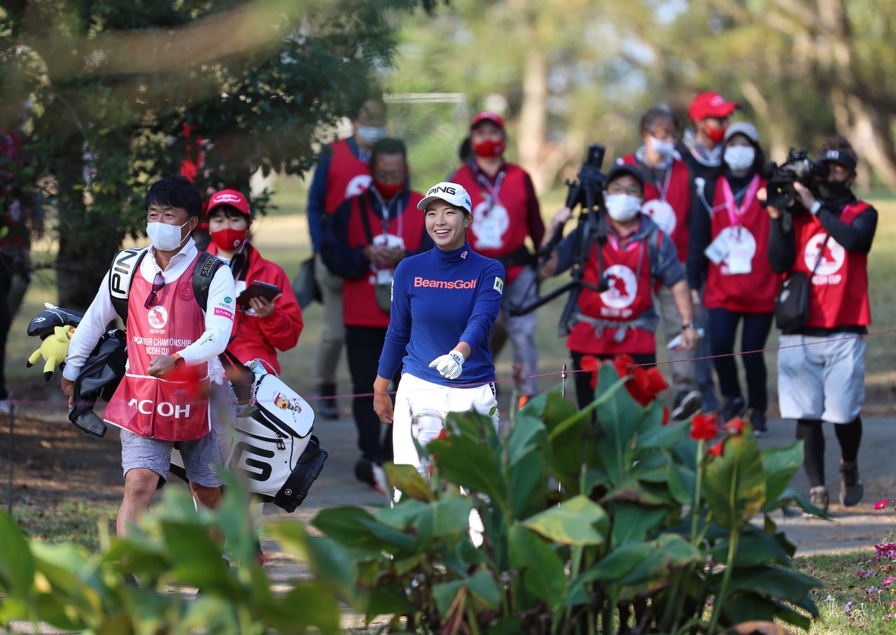 一躍シンデレラになった渋野は無観客試合であっても常に報道陣の注目を集めた。20年11月26日宮崎CC、LPGAツアー選手権　時事