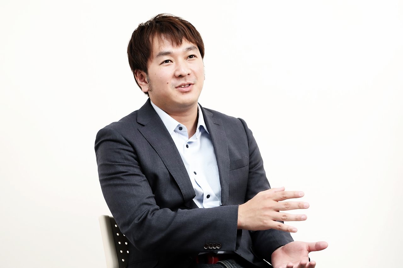 清水健斗(けんと)監督。CM 制作会社で多岐にわたる作品を手掛け国内外で多数の賞を受賞。2012 年にフリーディレクターへ転身後、『瞬間少女』が公開で長編映画デビュー。19 年に短編映画『漂流ポスト』が世界 18 の映画祭で上映され、高い評価を得る