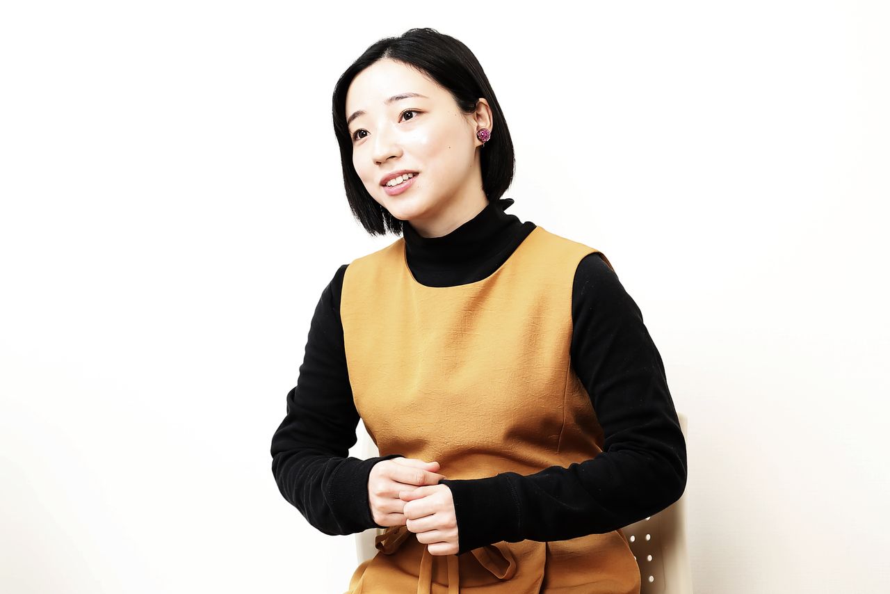 『漂流ポスト』主演の雪中梨世(ゆきなか・りせ)。1994年生まれ、福岡県出身。2013年、舞台「桜の森の満開の下」(原作:坂口安吾)にてヒロインに抜擢されデビュー。その後、少年社中「ネバーランド」や柿喰う客フェスティバル「サバンナの掟」など舞台を中心に活動。テレビドラマでは「家政夫のミタゾノ」や「越路吹雪物語」など話題作にも出演