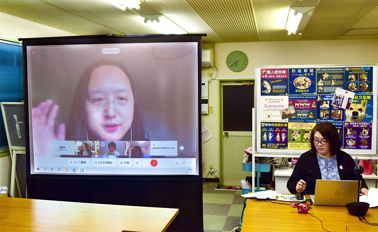 オンラインで福島県の学生らと交流する台湾の唐鳳（オードリー・タン）行政院政務委員（左画面）、2021年2月22日２２日、福島市（時事）