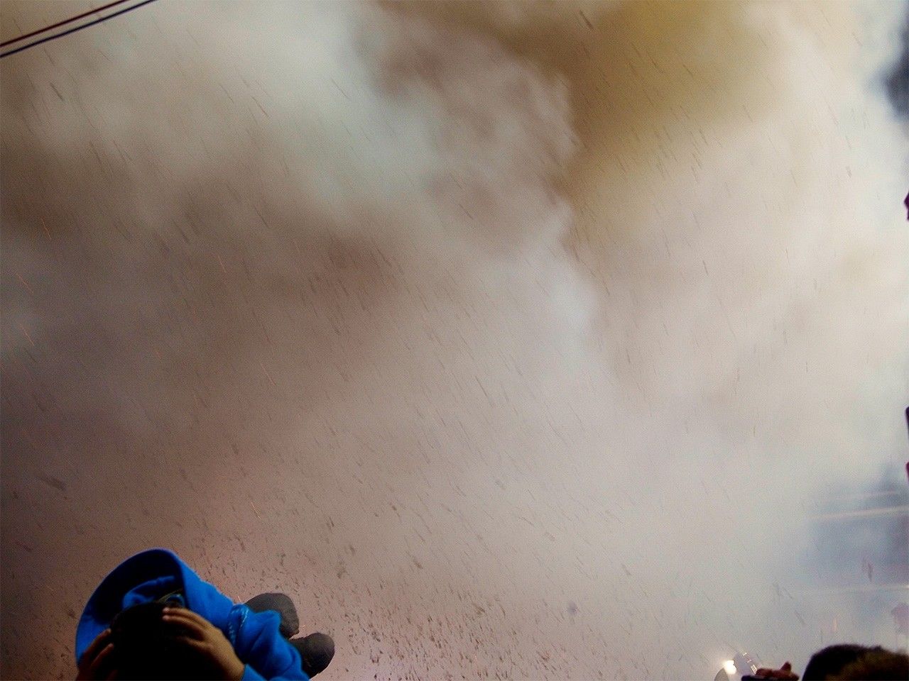 「起馬炮」が放たれ、辺り一帯が煙に包まれた(筆者提供)