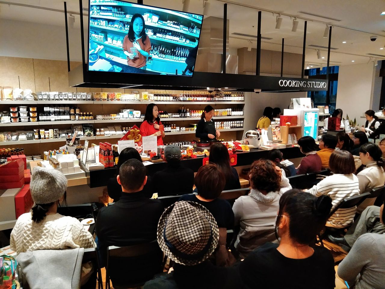 作家の一青妙さんを迎えて、台湾の正月料理の定番である「大根もち」づくりを紹介するイベント。2020年1月、コロナ流行が本格化する前に開催したもの。現在はこうしたイベントの開催は見合わせている（誠品生活日本橋提供）