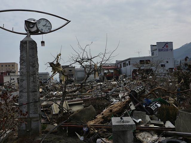 2011年5月ごろに被災地を訪れた際に遭遇した大船渡の公園、時計の針は3時25分を指していた。撮影：武田真一アナ