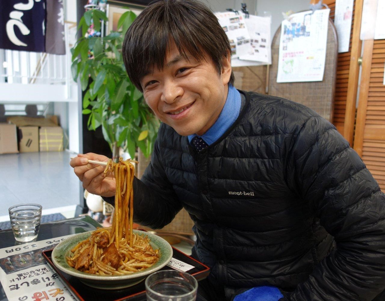 2013年冬に取材で訪れた福島県二本松市にて。浪江町から避難してきた人たちが開いた店でなみえ焼きそばを食べる。撮影：NHK