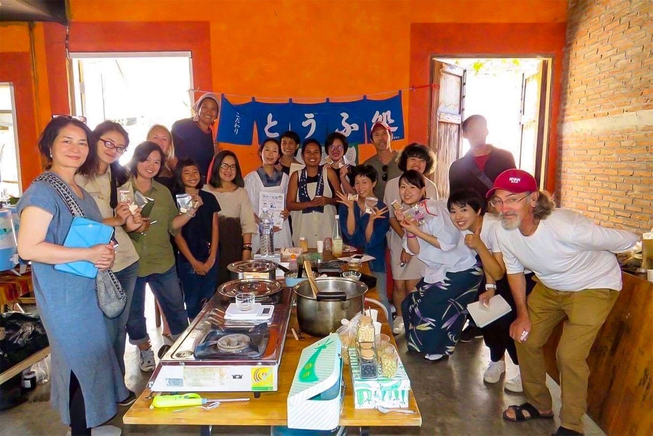 2017年2月、タイ・チェンマイにて現地の人を対象に豆腐作りのワークショップを開催。（提供＝工藤詩織さん）